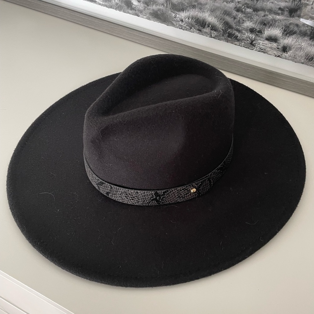 Wide brim hat